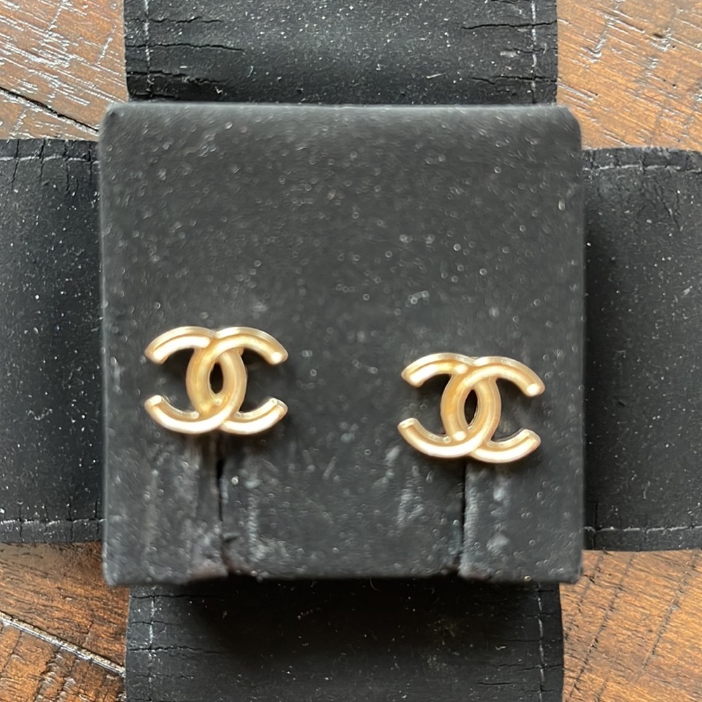 Chanel Gold & White A 15p Gold Tone Cc Pierce Earrings 11ck311s - Picture 5 of 15